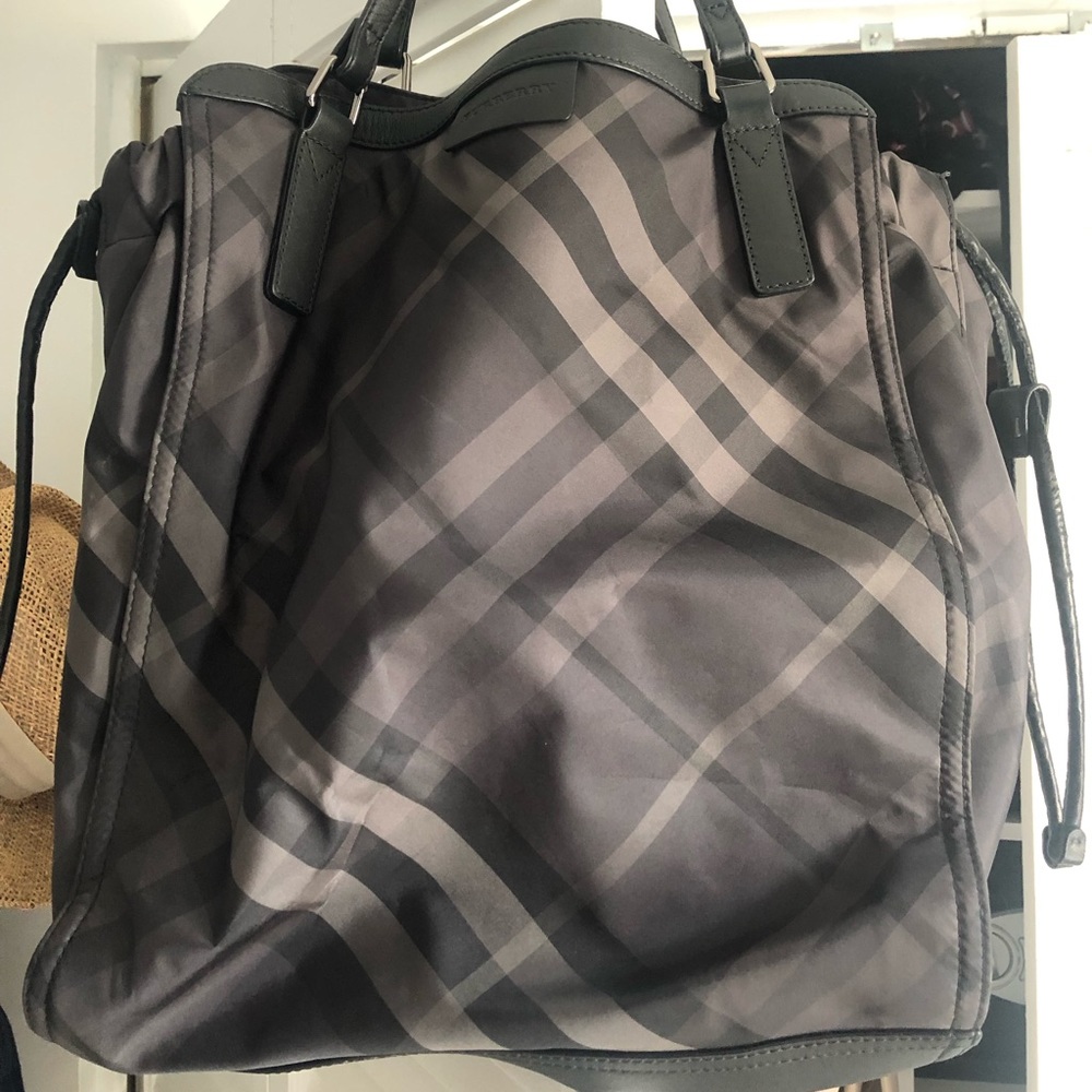 Burberry buckleigh tote